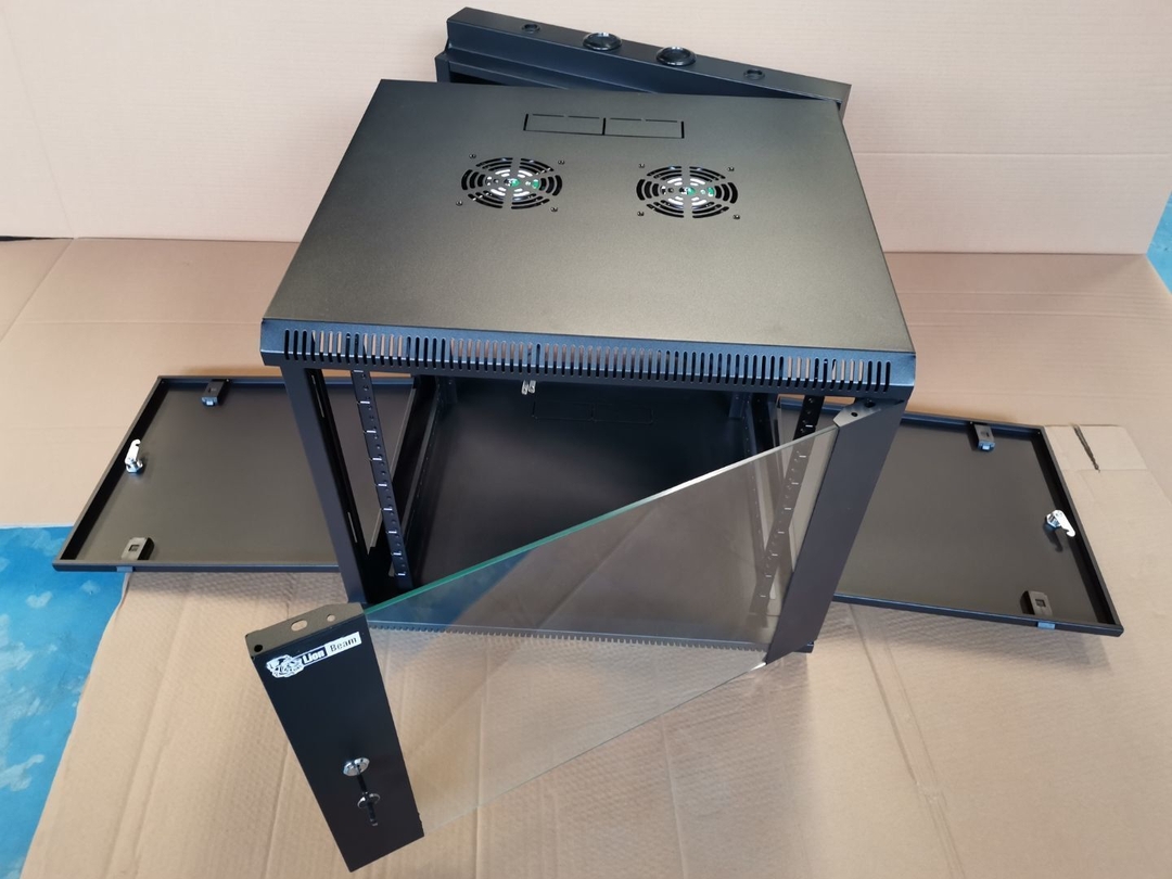 LIONBEAM - Cabinet 20 U with glass door,2 Fans,lockable side panles, Screw holes,4 vertical movable rails WIth removable back
